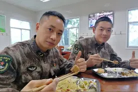 兵哥哥吃鸡肉，数百公里之外的村民乐了！背后的故事太暖……图片