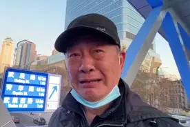 老人路过武汉“抗疫天桥”含泪鞠躬，网友：武汉市民懂得感恩图片