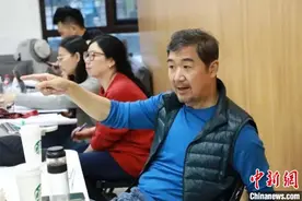 张国立首次执导话剧《我爱桃花》在深圳上演图片