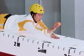 奔跑吧黄河：郑恺艰难脱下鞋子却不小心掉落，人生数不完的坎！视频封面