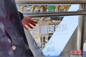 湖北武汉诞生抗疫天桥 感恩全国赴汉战疫英雄图片