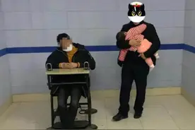 毒贩坐着受审，民警抱着女娃在旁边！真相是这样图片