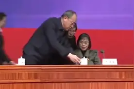 因为这件事，云南省委书记搀扶她坐主席台正中央视频封面