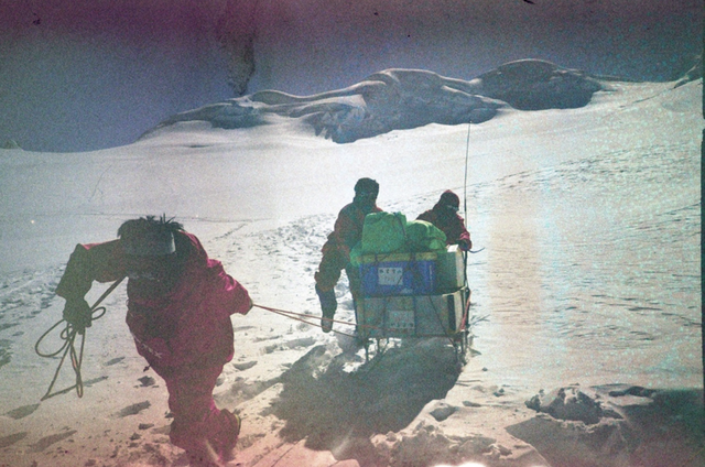 留在云南20年，寻找17位队友的遗骨｜梅里雪山山难30周年