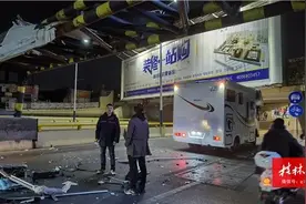 突发！桂林一辆房车在西门铁路桥下被“削顶”，还是新车……图片