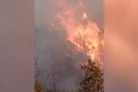 梅州梅县区石扇镇突发山火，现场出动多架直升飞机灭火视频封面