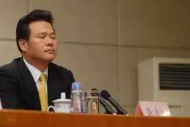 正在秦城监狱服刑的“老虎”，受贿的沉香刚刚被网拍图片
