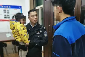 扩散！刷爆镇江朋友圈的小女孩找到家人了，暖心！警察叔叔给她穿警服还炒蛋炒饭喂她吃图片