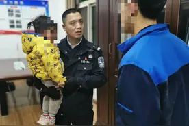 扩散！刷爆镇江朋友圈的小女孩找到家人了，暖心！警察叔叔给她穿警服还炒蛋炒饭喂她吃图片