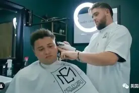 理发师专让秃顶的男人找回自信。这效果，简直犹如换头啊图片