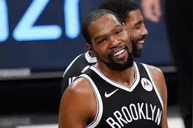 杜兰特晃晕八村上演双手暴扣，这哪像受过大伤？图片