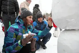 俄罗斯喀山举行趣味雪人节 参与者脑洞大开图片