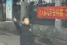司机礼让行人遭小男孩竖中指侮辱，谁看了都生气！网友：缺少家教图片