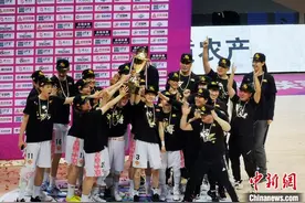 内蒙古农信女篮加冕WCBA联赛总冠军图片