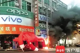 事发陵水椰林镇！路边电线杆突然起火 现场火花四射图片