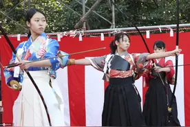 日本举行新年射箭活动 和服美女“弯弓”姿势帅气图片