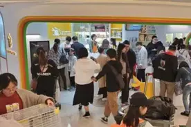 撸兔你试过吗？年销200万的宠物兔小店，带火周边零食店，治愈不爱上学的孩子图片