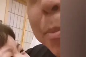 爸爸想打麻将，被小棉袄使出绝招“威胁”劝退，网友：拿捏的死死的图片