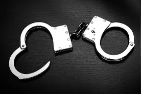 沈阳一夫妻在核酸检测点谩骂殴打辅警，双双被刑拘图片
