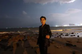 李易峰氛围感海边烟花大片 穿亮片西装矜贵绅士图片