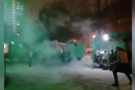 俄罗斯两名男子跨年夜“魔法决斗”光膀子互射烟花（图）图片