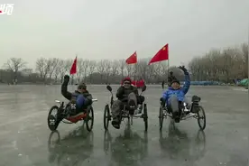 冰面骑躺车 别样健身受关注图片