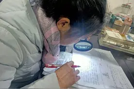 “只要有一丝光明就不放弃讲台”小学老师6年来用放大镜改作业图片