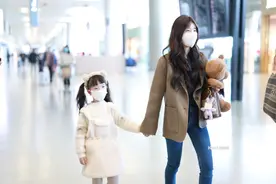 连家属一起宠！赵露思抱玩具熊 牵粉丝女儿走机场图片