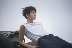 好野！王俊凯曝花絮照手臂线条瞩目 半蹲似小狼崽图片