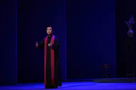 戏迷心中“有生之年”越剧《家》开演前，赵志刚接受《新闻晨报》视频专访并祝上海观众牛年好图片