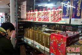 贵州茅台股价突破2000元大关 2020年股价上涨逾85%图片