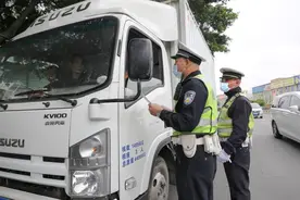 佛山交警路上查车，一货车尾气排放超标，罚200元图片