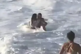 澳大利亚男子夏威夷海滩跳入汹涌海水中救出被淹女子图片