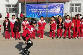衡水市102所农村小学获赠4400双轮滑鞋图片