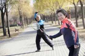 《柳叶刀》发布：常打羽毛球、乒乓等挥拍类运动，可延缓衰老，延年益寿图片