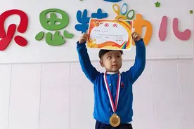 全勤奖状拿到啦！用雪橇送儿子去幼儿园 妈妈：对我也是一种鼓励视频封面