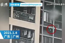 监控画面曝光！广东一儿童35楼丢矿泉水瓶致人骨折，监护人赔9万图片