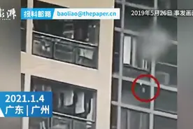 监控画面曝光！广东一儿童35楼丢矿泉水瓶致人骨折，监护人赔9万图片