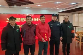 杭州一姑娘洗澡时感觉头顶有异响，抬头一看，吓跑图片