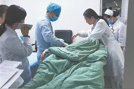 惊险！南宁一老师候诊时突发急性脑梗死，导医及时发现异常图片