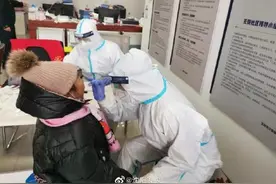 泪目！沈阳一护士给女儿做核酸检测被叫阿姨图片