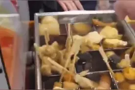 关东煮掉地上冲水接着卖，店员称“每天擦地”！罗森回应：涉事门店停业整顿图片