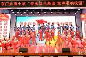 童声唱响校园，济宁市东门大街小学举行“三歌”合唱比赛图片