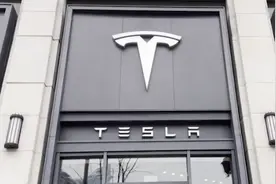 特斯拉降价十几万，上海门店门庭若市，提货要到三月初视频封面