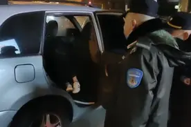 深夜，一辆轿车里传出幼儿的哭声，咋回事？图片