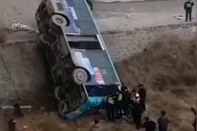 甘肃天水发生一起交通事故，一辆公交车坠桥视频封面