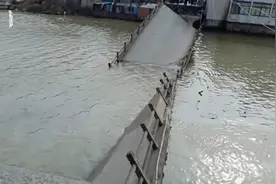 江苏南通一大桥部分垮塌，镇政府：货船撞桥所致，无人员伤亡图片