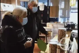 暖！75岁父母步行4公里，给50多岁女儿买她爱吃的零食图片