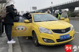 南京出租车将推车载二维码系统，乘客扫描即知全程价格图片