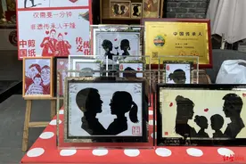 神态是精髓！手艺人在宽窄巷子一分钟剪出人像，游客直呼传神图片
